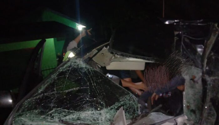 Di Batu Bara Mobil Travel Tabrak Belakang Truk Rusak