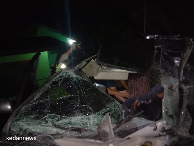 Foto: Mobil Travel Rusak Parah (Senin,16/11/2020) (kedannews.com/Eka Suhendra)