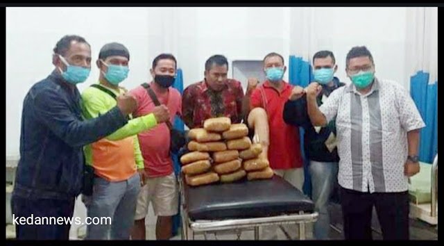 Foto: Barang bukti dan Syafar sebagai pelaku di damping Polsek Perbaungan (Senin,23 November 2020) (kedannews.com/Dipa Syahbuana)