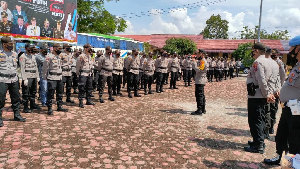 Kapolres Batu Bara AKBP Ikhwan Lubis memimpin Apel Serpas. Senin (07/12/2020).  (Foto/Humas).