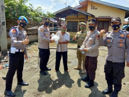 Bantu Warga Terdampak Covid - 19, Kapolsek Lima Puluh Bantu Sembako di Kelurahan Lima Puluh