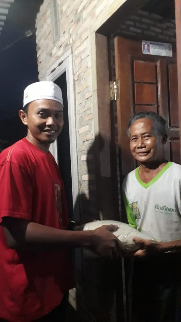KSJ Lima Puluh Berbagi Sembako Kepada Warga Sumber Padi