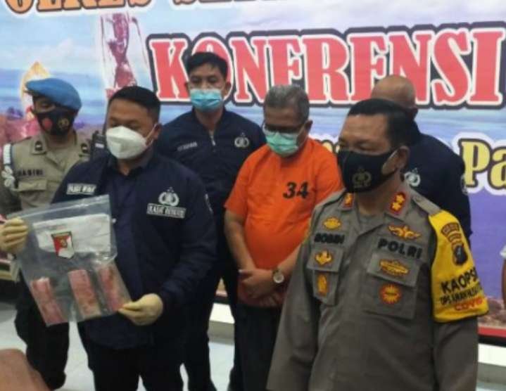 "Kapolres Sergai Saat Konferensi Pers berikut barang bukti dari tersangka Kadis Sosial Sergai"
