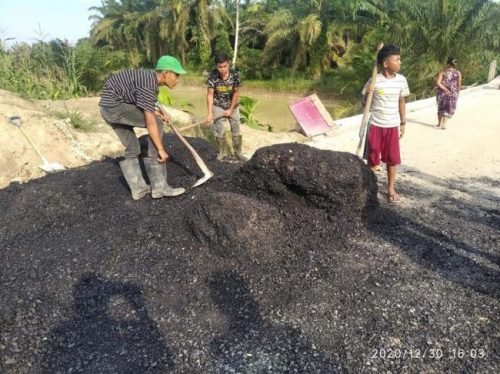 Proyek Hotmix di Pematang Panjang ke Sukaramai di Kerjakan Amburadul, Belum Sepekan Sudah Kupak - Kapik, 9,6 M Sia - Sia