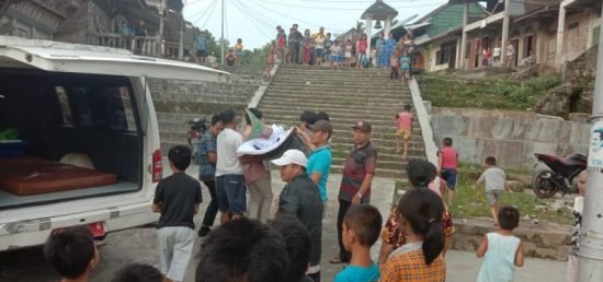 Warga Apresiasi Kepala Puskesmas Onalalu Ohito Laiya Bantu Antar Jenazah Warga Kurang Mampu