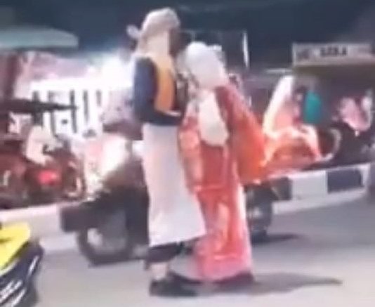 Jaman Now, Sepasang Kekasih Gencet Mesra di Jalan Raya Tanjung Tiram