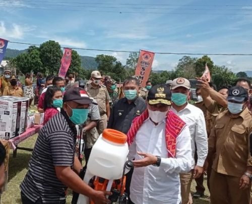 Gubsu Salurkan Bantuan 7 Unit Sepeda Motor Viar Untuk Petani di Lereng Gunung Sinabung