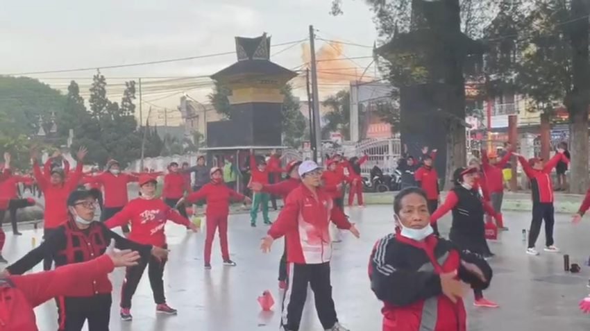 Ketua DPRD dan Ketua TP PKK Karo Galakkan Senam Massal Lawan Penularan Covid-19