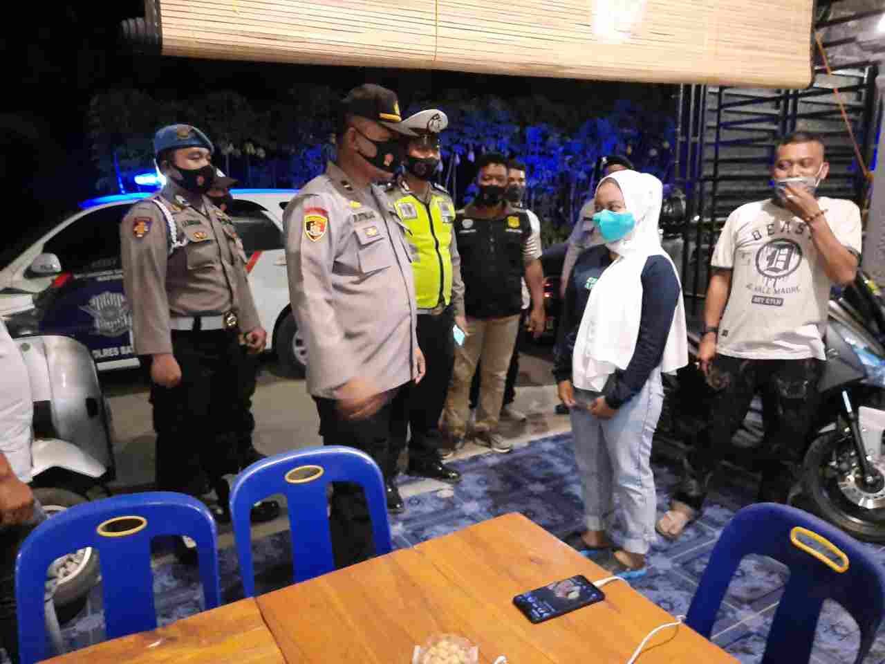 Patroli Malam Ipda Sitinjak Himbau Pengelola Cafe dan Rumah Makan Patuhi Prokes