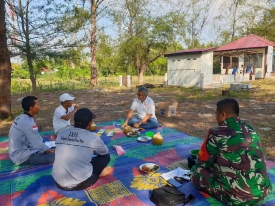 Peduli Lingkungan, Anggota DPRDSU Sugianto Makmur Ikut Melepas Anak Penyu di Penangkarannya-Sorkam