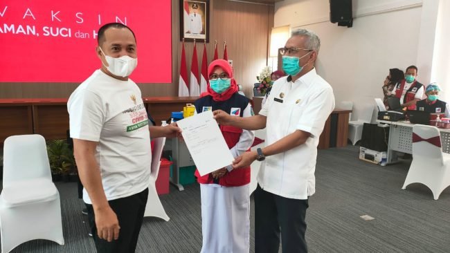 Bupati Batu Bara Orang Pertama di Vaksinasi Covid - 19, Zahir : Kalau Saya Meninggal Dunia Warga Batu Bara Jangan di Suntik
