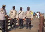 Jaga Kamtibmas Tetap Kondusif di Pantai Sejarah, Kapolsek Lima Puluh Awasi Pengunjung di Wahana Jembatan