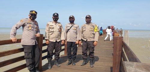 Jaga Kamtibmas Tetap Kondusif di Pantai Sejarah, Kapolsek Lima Puluh Awasi Pengunjung di Wahana Jembatan