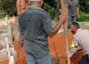Bhabinkamtibmas Polsek Indrapura, Bripka Suyitno Bantu Warga Menggali Kubur