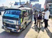 Jaga Kondisi Kamtibmas Tetap Kondusif Ipda Sitinjak Lakukan Patroli Jalan Kaki di Kelurahan Lima Puluh