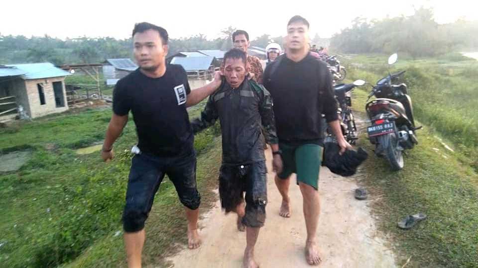 Pelaku pencurian ternak di amankan petugas Polsek Indrapura, usai sembunyi selama 4 jam di rawa.(kedannews.com/Sholeh Pelka).