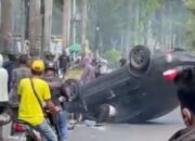 Diduga Ngantuk Saat Menyetir, Toyota Vios Tabrak Pick Up Yang Sedang Parkir