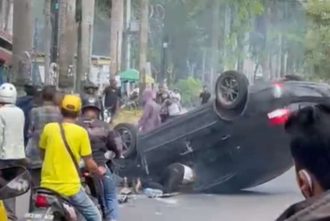 Diduga Ngantuk Saat Menyetir, Toyota Vios Tabrak Pick Up Yang Sedang ParkirDiduga Ngantuk Saat Menyetir, Toyota Vios Tabrak Pick Up Yang Sedang Parkir