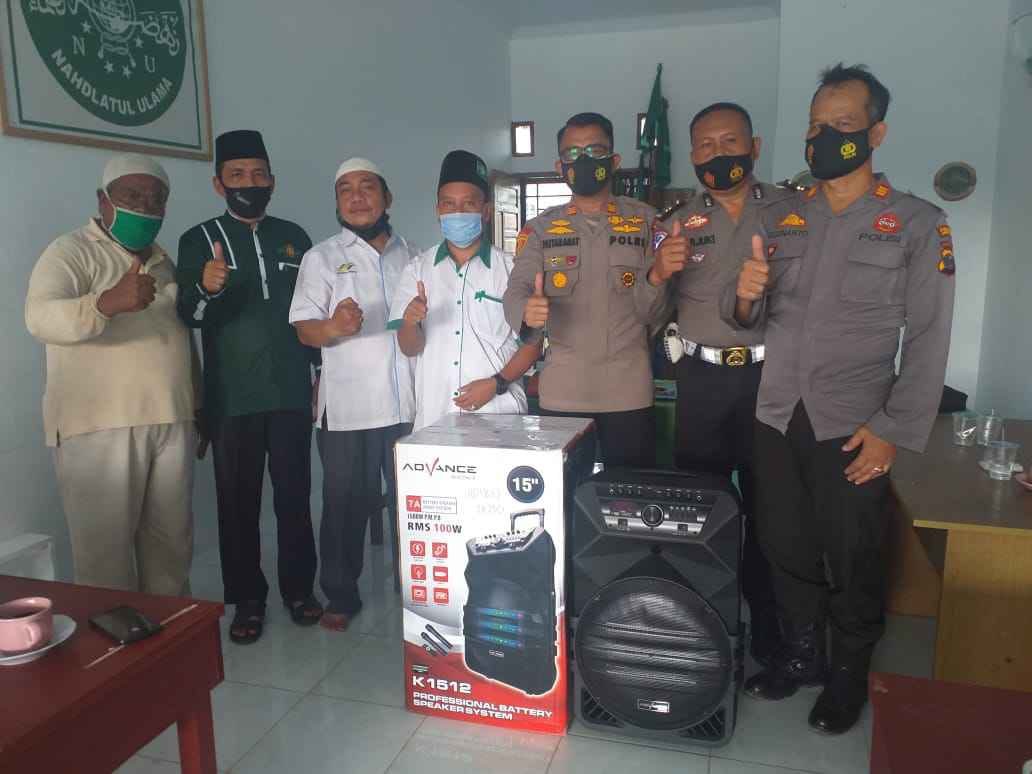 Jalin Silaturahmi Dengan Tokoh NU, AKP Bambang Gunanti Bantu Pengeras Suara