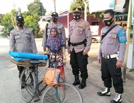 Nek Nurana Haru, Dagangan Kue Miliknya di Borong Habis AKP Sandi