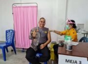 Di Puskesmas, Kapolsek Lima Puluh AKP Rusdi Orang pertama Di Vaksin  Covid 19, dijajaran Polsek Lima Puluh