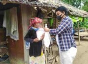 Tali Asih, Kapolsek Medan Helvetia Berbagi Kepada Nek Sabuk