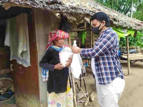 Tali Asih, Kapolsek Medan Helvetia Berbagi Kepada Nek Sabuk