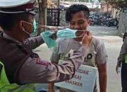 Di akhir Pekan, Unit Lantas Polsek Medan Helvetia Bagi – Bagi Masker Kepada Pengendara