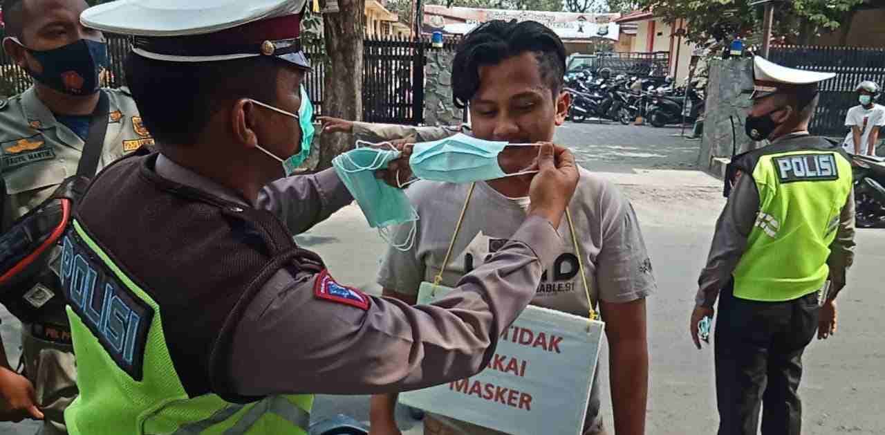 Di akhir Pekan, Unit Lantas Polsek Medan Helvetia Bagi - Bagi Masker Kepada Pengendara