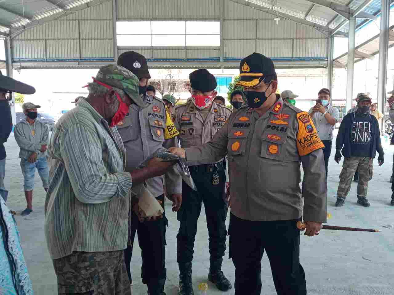 Terima Paket Sembako dan Tali Asih, Abang Becak Makan Bersama Kapolres Batu Bara