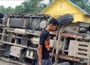 Bawa Cewek Saat Nyetir Tidak Konsen,Truck Muatan Sawit Terguling di Jalinsum Desa Tanah Merah