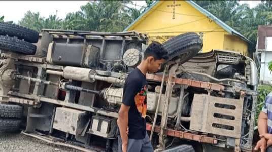 Bawa Cewek Saat Nyetir Tidak Konsen,Truck Muatan Sawit Terguling di Jalinsum Desa Tanah Merah