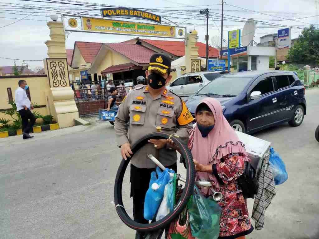 Di Hampiri Kapolres, Ibu Sumini Penjual Pecal Haru di Belikan Ban Baru