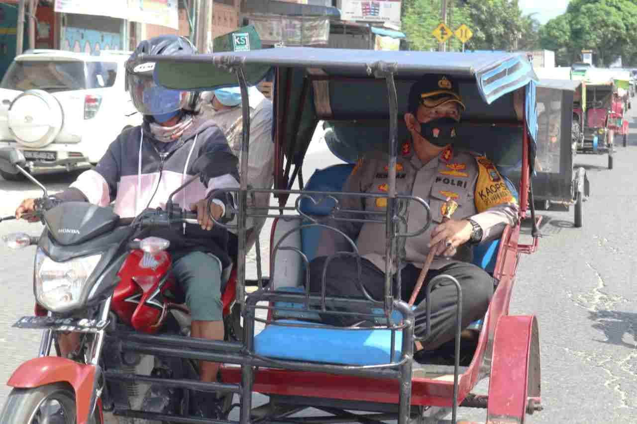 Kapolres Batu Bara Naik Becak Bersama KSJ Bantu Puluhan Parbetor di Indrapura