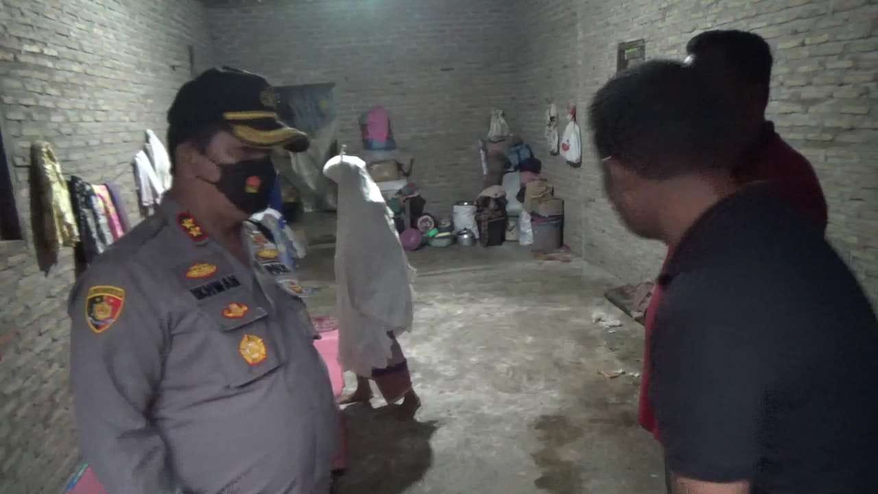 Kapolres Berikan Bantuan Kapoldasu Kepada Ibu Rodiah Di Desa Guntung