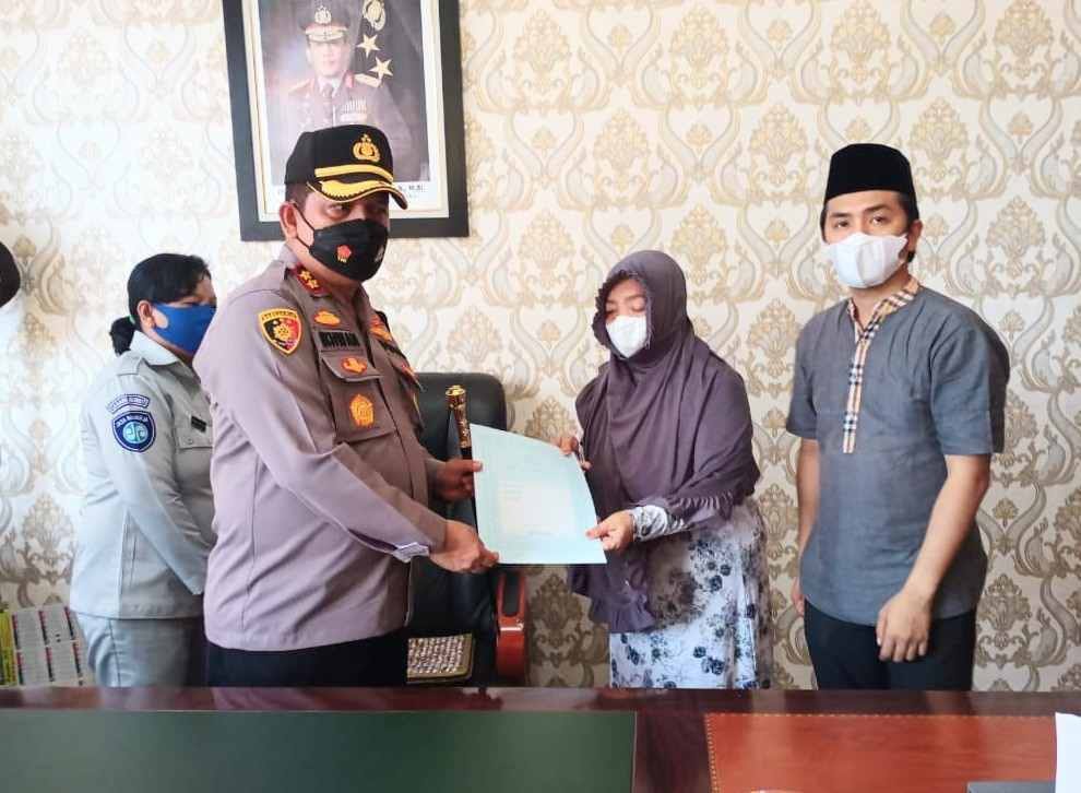 Ahli Waris Briptu Dwi Terharu, Saat Kapolres Batu Bara Serahkan Santunan Dari Jasa Raharja