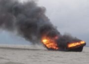 Kapal Motor Terbakar di Laut Tanjung Api, Belasan ABK Terpaksa Terjun Kelaut