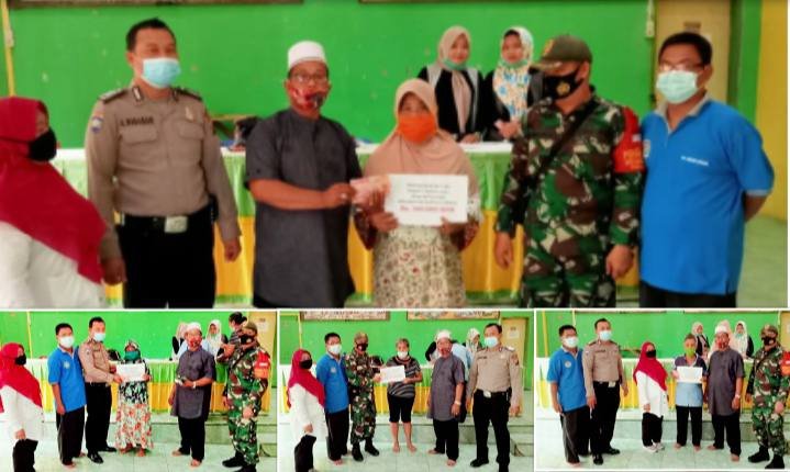 Suasana Pembagian BLT tahun 2021 di Aula Kantor Desa Kota Pari.