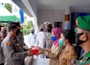 Kapolres Serahkan Alat Rapid Test Swab, dan Stempel Stiker di Rumah warga Positif Covid 19