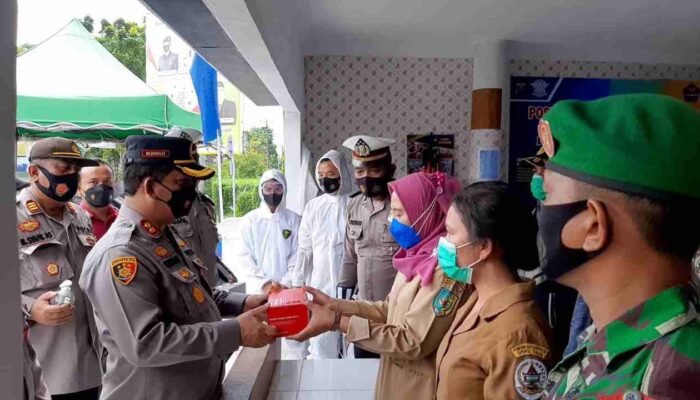 Kapolres Serahkan Alat Rapid Test Swab, dan Stempel Stiker di Rumah warga Positif Covid 19