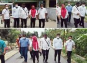 Sekcam Dewi Octaviani Zein Dan Kades Kasim Dampingi Wabup Sergai Saat Meninjau Jalan Di Dusun II Lestari Dadi