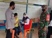 Di Desa Mekar Sari Bripka Suyitno Amankan Vaksinasi Tahap Kedua