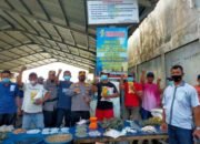 Tinjau Pasar Bom, Kapolres Batu Bara Berikan Puluhan Paket Sembako