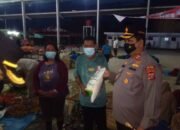 Usai Sholat Subuh Berjamaah, Kapolres Batu Bara Berikan Bantuan Sembako Kepada Warga