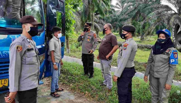 PPKM Lanjutan Kapolsek Lima Puluh Lakukan Testing Swab  Antigen Kepada Pengguna Jalan Yang Melintas