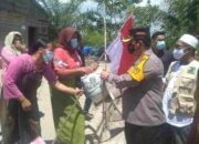 Jelang HUT RI ke 76, Kapolres Serahkan Kunci Rumah Pak Atan, Sekaligus Paket Sembako dan Bendera Kepada Warga Desa Tali Air Permai