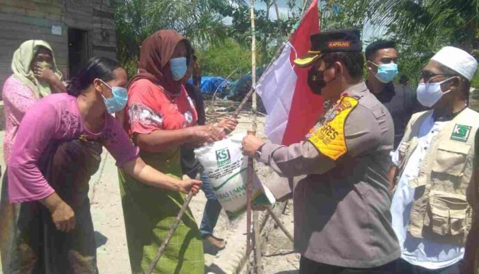 Jelang HUT RI ke 76, Kapolres  Serahkan Kunci Rumah Pak Atan, Sekaligus Paket Sembako dan Bendera Kepada Warga Desa Tali Air Permai