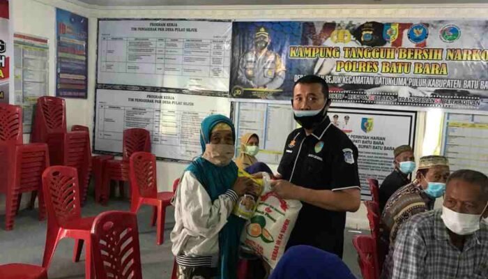 Satnarkoba Kunjungi Kampung Tangguh Pulau Sejuk Salurkan Sembako Kepada Para Duafa