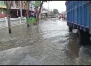 Diguyur Hujan Deras, Beberapa Kawasan Jalan Marelan Raya Terendam Banjir