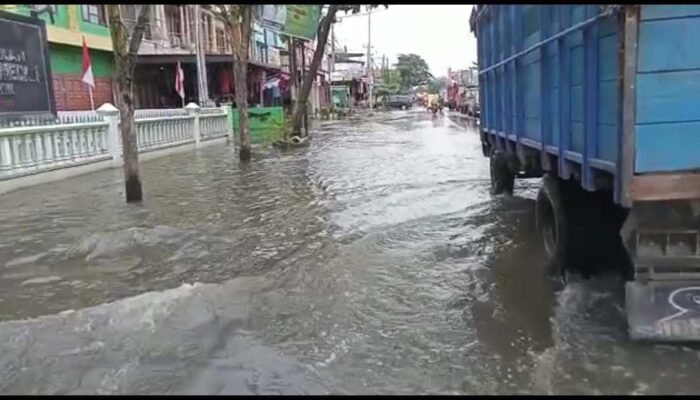 Diguyur Hujan Deras, Beberapa Kawasan Jalan Marelan Raya Terendam Banjir
